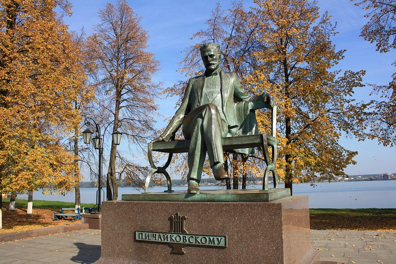 Памятник П. И. Чайковскому