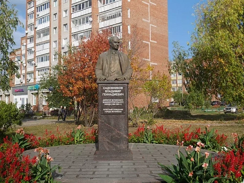 Памятник В.Г. Садовникову