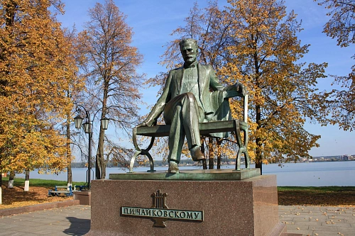 Памятник П. И. Чайковскому