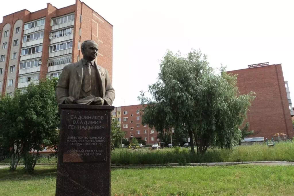 Памятник В.Г. Садовникову Памятник В.Г. Садовникову