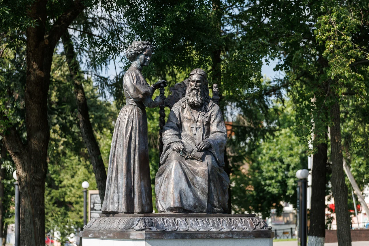 Памятник священномученику Николаю Чернышеву и его дочери Варваре Памятник священномученику Николаю Чернышеву и его дочери Варваре